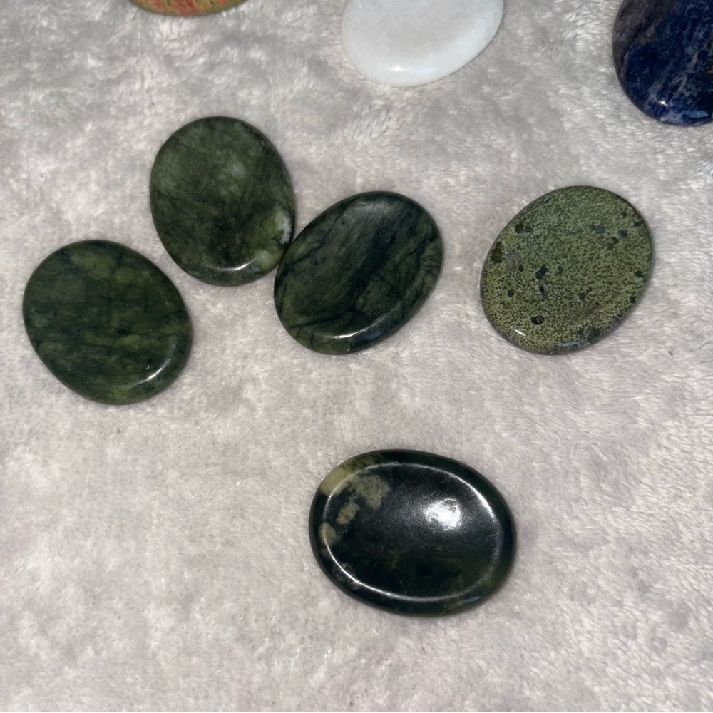 ✨ Natural Crystal Worry Stone | Pocket Palm Stone | Anxiety Relief & Meditation - Picture 5 of 9
